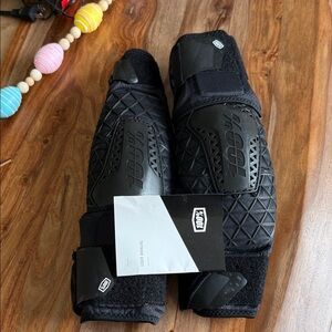 100% Black Protective Wrist Guards - Pair